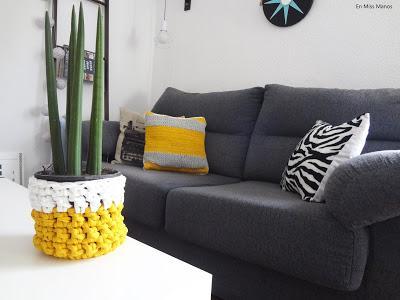 DIY Cojín y cubremacetas de trapillo DIY Cojín y cubremacetas de trapillo