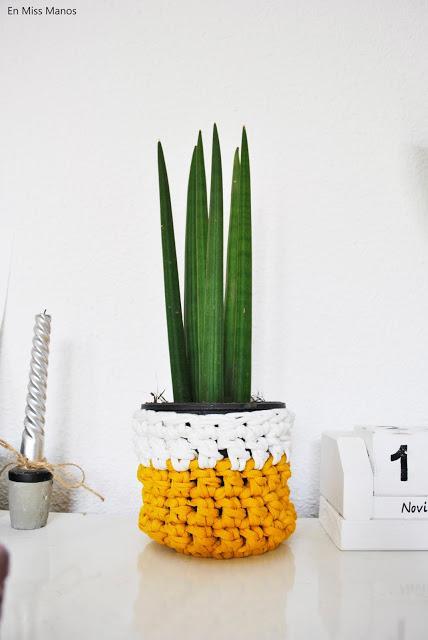 DIY Cojín y cubremacetas de trapillo DIY Cojín y cubremacetas de trapillo