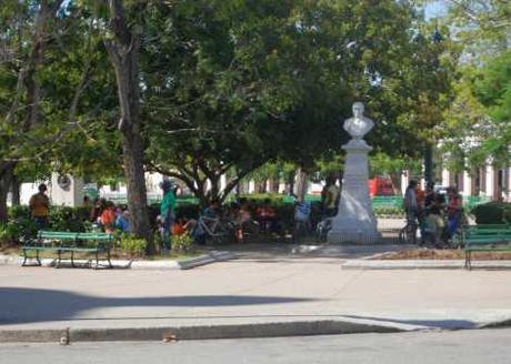 Población conectada a la wifi en el Parque José Martí, en Cienfuegos