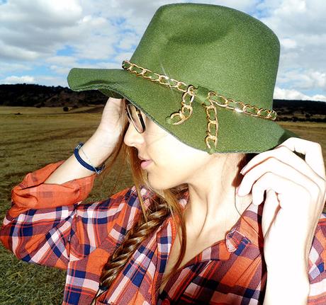 Sombrero verde con detalle de cadena dorada