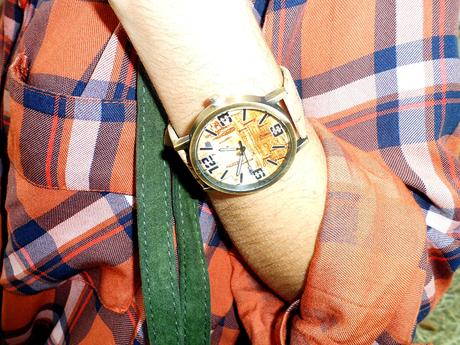 Camisa de cuadros con vaqueros rotos, botas boho, sombrero y bolso