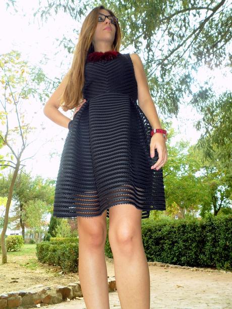 Vestido negro calado, blazer burdeos y mocasines blanco y negro