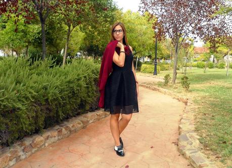 Vestido negro calado, blazer burdeos y mocasines blanco y negro