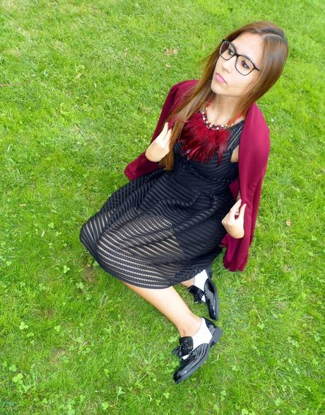 Vestido negro calado, blazer burdeos y mocasines blanco y negro