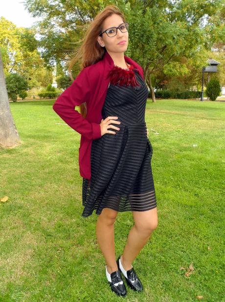Vestido negro calado, blazer burdeos y mocasines blanco y negro