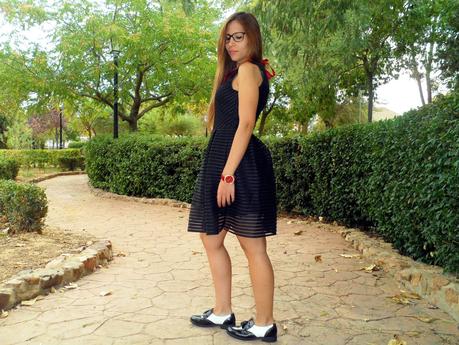 Vestido negro calado, blazer burdeos y mocasines blanco y negro