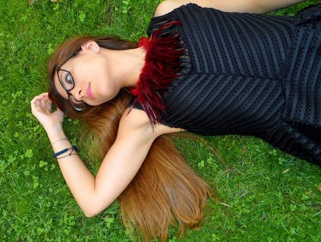 Vestido negro calado, blazer burdeos y mocasines blanco y negro