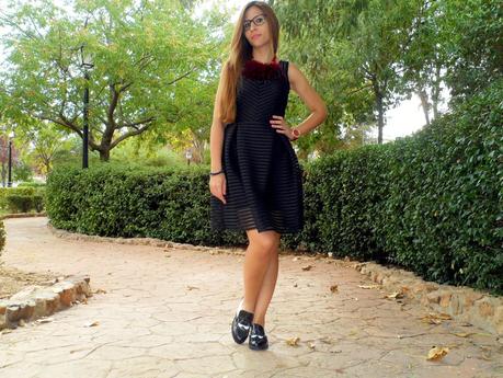 Vestido negro calado, blazer burdeos y mocasines blanco y negro