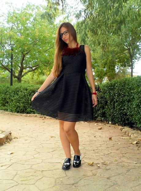 Vestido negro calado, blazer burdeos y mocasines blanco y negro