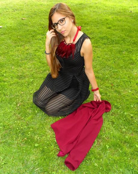 Vestido negro calado, blazer burdeos y mocasines blanco y negro