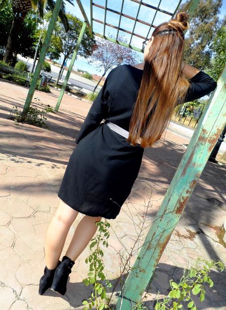 Vestido negro cremallera y botines de ante