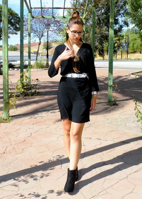 Vestido negro cremallera y botines de ante