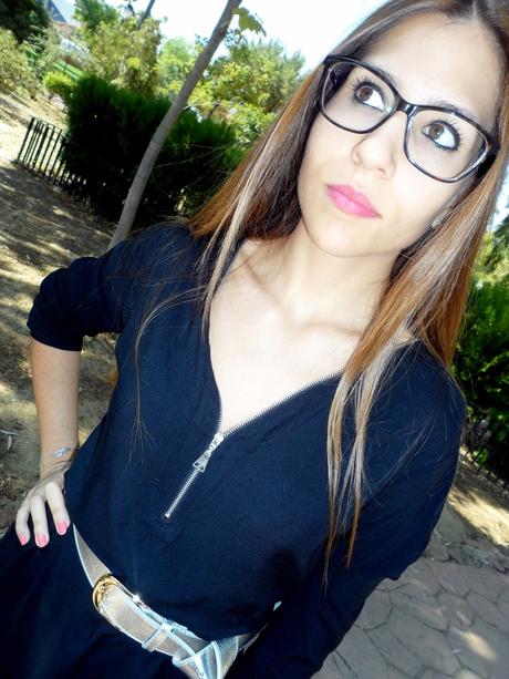 Vestido negro cremallera y botines de ante