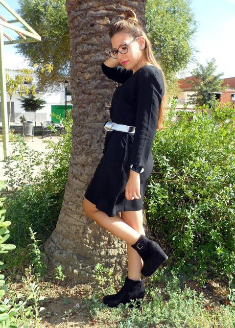 Vestido negro cremallera y botines de ante