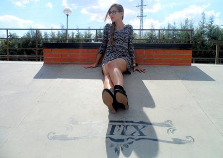 Vestido etnico y botines de ante negros