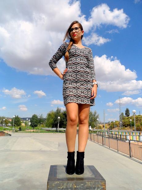 Vestido etnico y botines de ante negros