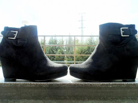 Botines de ante cuña negros con hebilla