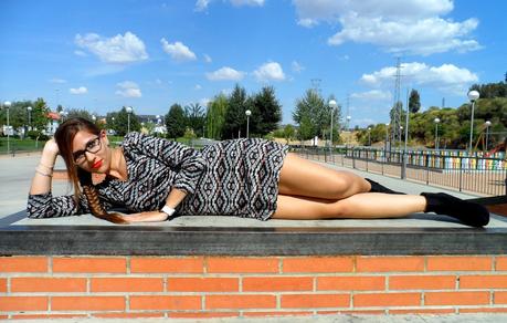 Vestido etnico y botines de ante negros