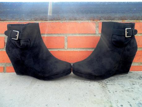 Botines de ante cuña negros con hebilla