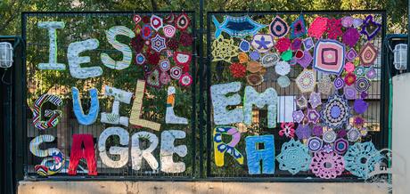 Espectacular yarn bombing en un instituto de secundaria de Mallorca