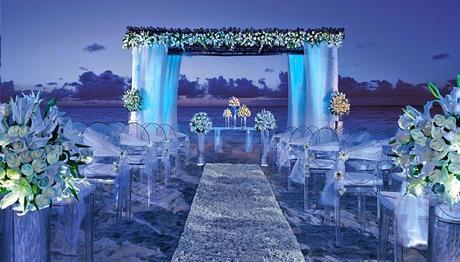 el altar de una boda en la playa