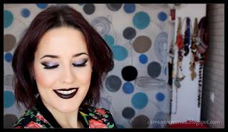 Maquillaje de ojo rasgados y labios negros