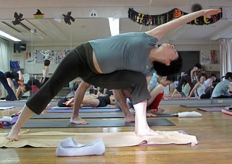 Practicar yoga durante la gestación