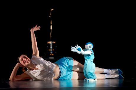 Banca Li coreografía para la moda, mientras cosecha éxitos con su obra Robot
