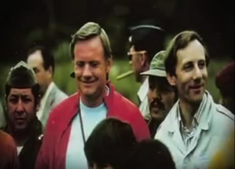 Fotograma del booktrailer Unvralº. En la foto el astronauta Neil Armstrong y Stan Hall y su visita a la Cueva de los Tayos en Ecuador en 1976.