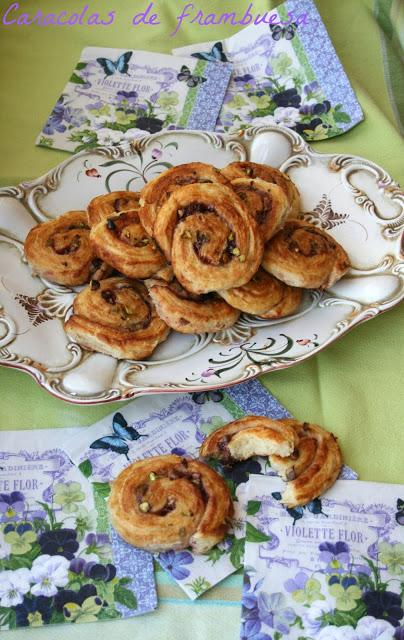 caracolas de frambuesa, snecken. pistachos, gotas de chocolate