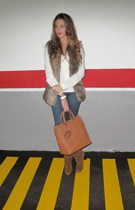 Look chaleco de pelo y botas altas