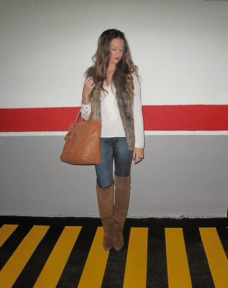 Look chaleco de pelo y botas altas