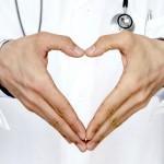 Pellizcos afilados en el corazón, el dolor torácico agravado por la respiración profunda. Causas potenciales.