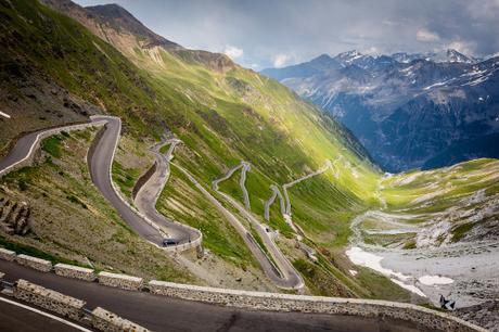 Algunas de las escaladas ciclistas mas complicadas que deberían estar en tu lista: Passo dello Stelvio y Hardknott Pass