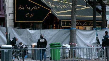 Policías frente a la sala de conciertos Le Bataclan