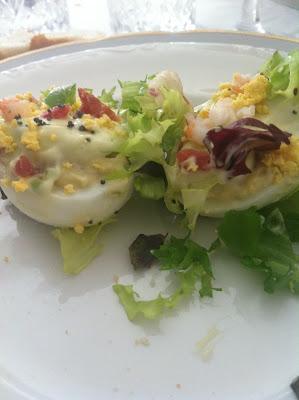 Huevos Rellenos de Langostinos Y Serrano Con Mayonesa De Aguacate