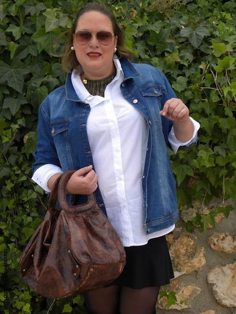 denimjacket-look-denim-jacket-look-chaqueta-vaquera-tipos-de-chaqueta-vaquera-look-camisa-blanca-leggings-boots-look-gorditas-ropa-para-gorditas-en-madrid-blogger-curvy-españa-curvy-blogger-look-madrid-blogger-madrid-moda-look-talla-grande-blogs-de-talla-blog-tallas-grandes-madrid-grande-plus-size-blogger-curvy-mujeres-reales-bloggermadrid-los-looks-de-mi-armario-personal-shopper-madrid-outfit-gorditas-blogger-talla-grande- http://www.loslooksdemiarmario.com/2015/10/denim-jacket-look-curvy.html