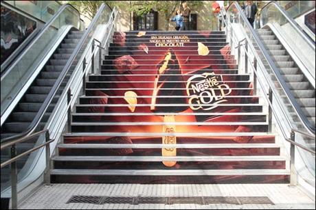 28 ejemplos creativos de publicidad en escaleras