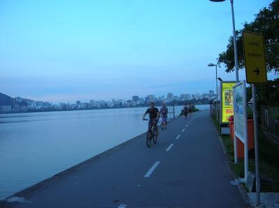 Carril bici en la Laguna Rodrigo de Freitas Laguna Rodrigo de Freitas, Lagoa Rodrigo de Freitas, Rio de Janeiro, Brasil, La vuelta al mundo de Asun y Ricardo, round the world, mundoporlibre.com