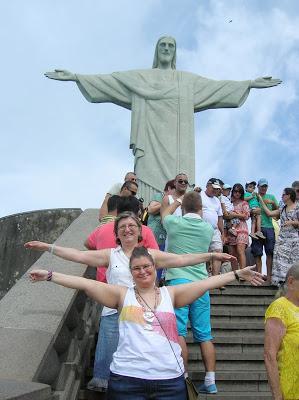 Foto de recuerdo ante el Cristo de Río Cristo Corcovado, Rio de Janeiro, Brasil, La vuelta al mundo de Asun y Ricardo, round the world, mundoporlibre.com