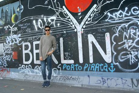 OUFIT at the Berlin Wall / LARGE CLOTHES TREND