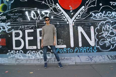 OUFIT at the Berlin Wall / LARGE CLOTHES TREND