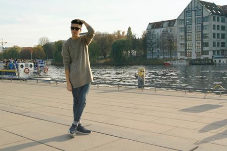 OUFIT at the Berlin Wall / LARGE CLOTHES TREND