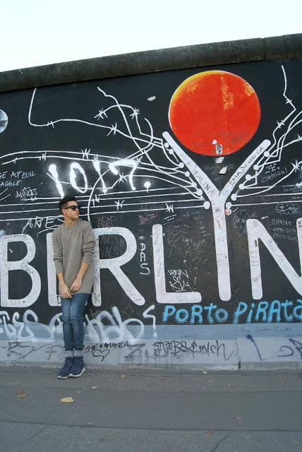 OUFIT at the Berlin Wall / LARGE CLOTHES TREND