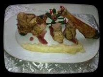 LECHAZO DE CORDERO CONFITADO CON FOIE Y UNA SALSA CARAMELIZADA AL VINO TINTO