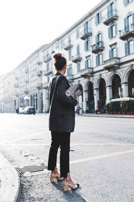 Cuneo_Italia-GRey_Blazer-Levis_Serie_700-Chanel_Shoes-Gucci_Dionysus-Black_Jeans-Outfit-Topknot-Street_Style-Collage_Vintage-17