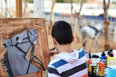Niño sirio refugiado en Jordania realiza sesión de arte terapia en el Bader Center de Amman (Jordania)