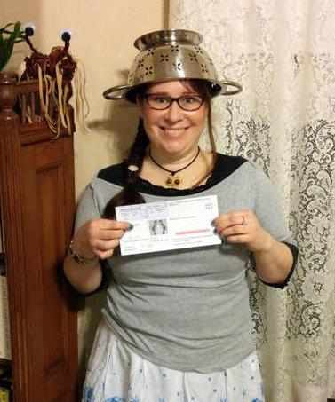 Le permiten a una Pastafarian  usar un colador en la cabeza en la foto de la licencia de conducir