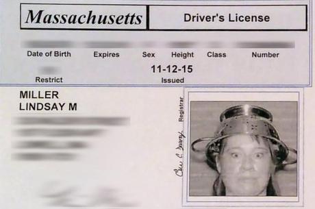 Le permiten a una Pastafarian  usar un colador en la cabeza en la foto de la licencia de conducir
