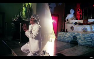 Rivers Cuomo se convierte en un excéntrico telepredicador en el vídeo oficial de Weezer para 'Thank God For Girls'